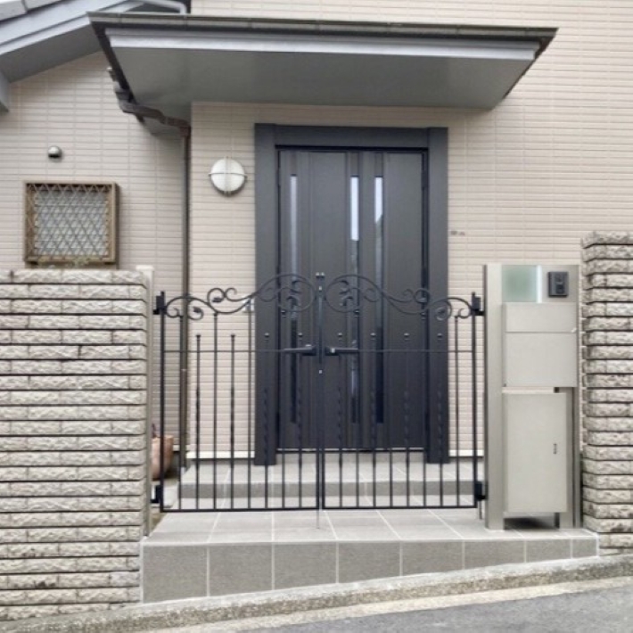 宅配ボックス設置で快適に！外壁と調和する門まわりのリフォーム〈横浜市鶴見区〉