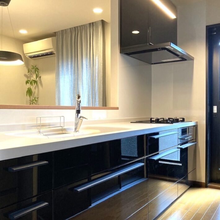 吊戸棚をなくして広がる、ダイニングとつながるキッチンリフォーム