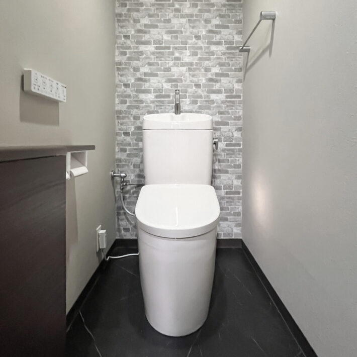 スタイリッシュで大人なトイレ空間へリフォーム〈横浜市〉