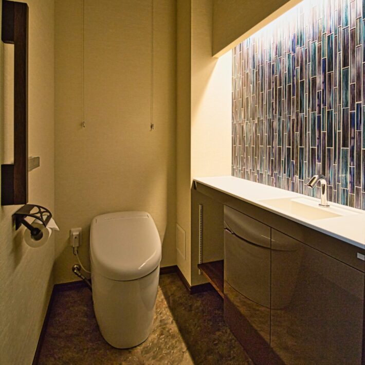 間接照明とタイルでホテルライクなトイレに