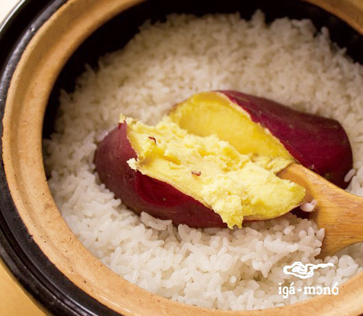 土鍋パワーで炊き上げる秋のほくほくレシピ～サツマイモ丸ごとごはん～