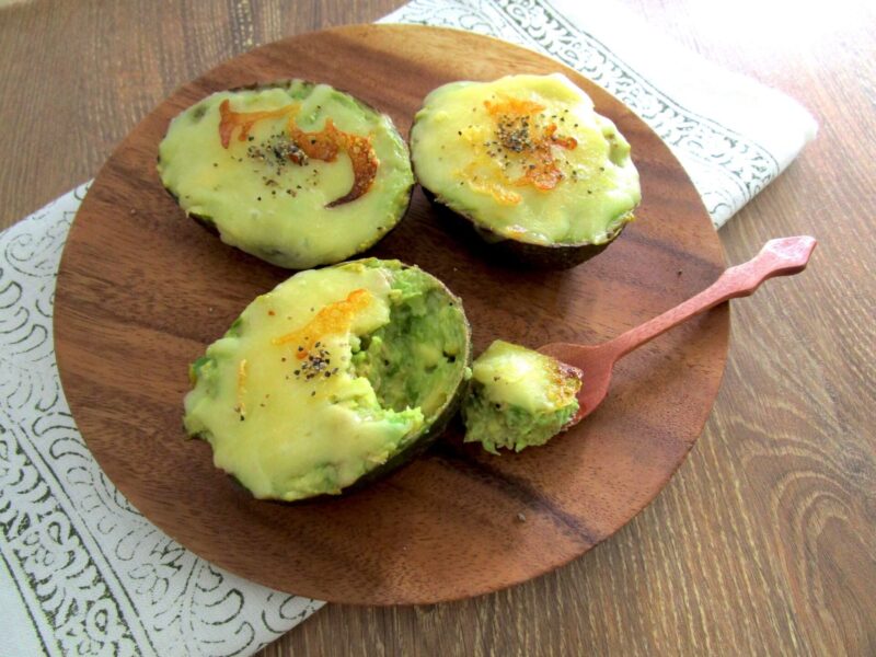 【おうち居酒屋】10分以内で簡単おつまみ「アボカドのチーズ焼き」のレシピ