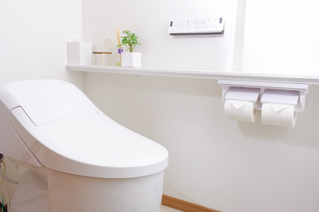 トイレの床に水漏れ発見！原因・応急処置と修理費用ガイド