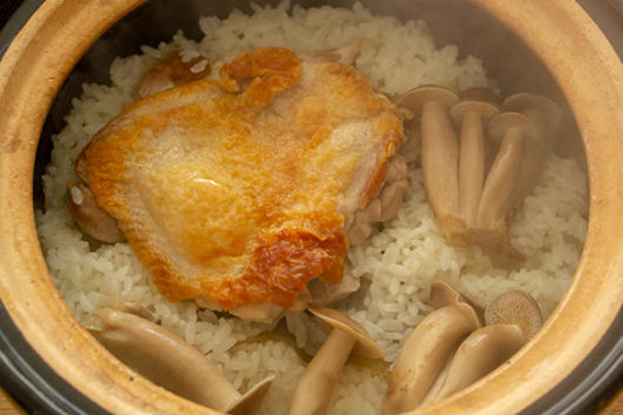 【かまどさん】鶏肉一枚をそのまま乗せて炊きあげる～旨みたっぷりバターライスのレシピ～