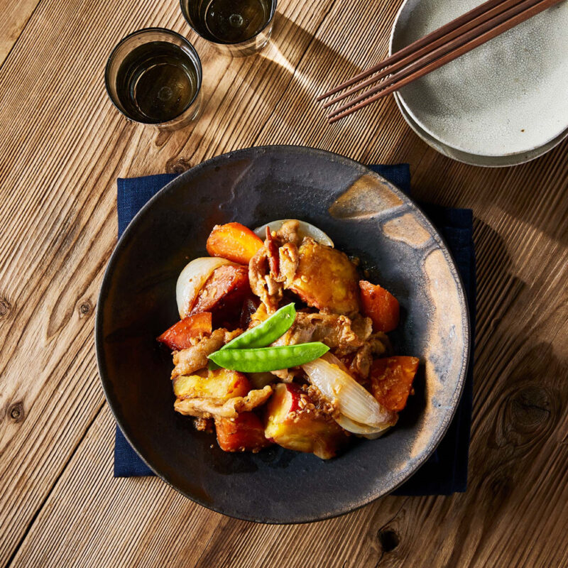 【Leggieroレシピ】野菜の旨みをそのまま凝縮！無水で作るサツマイモのみそ肉じゃが
