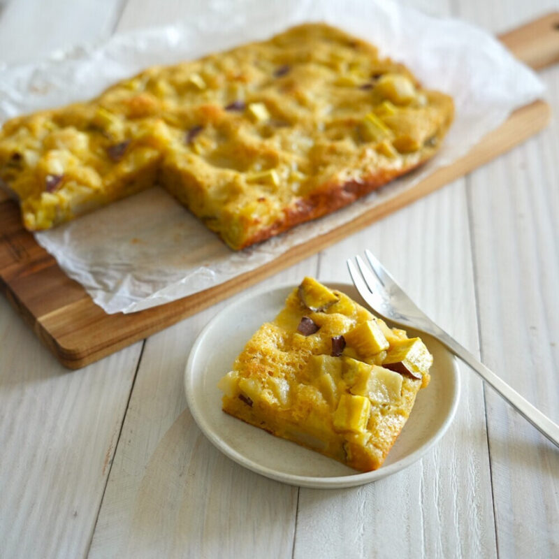 【キャセロール活用】秋のうまみたっぷり！ゴロゴロさつまいもとりんごのマルチグリルケーキ