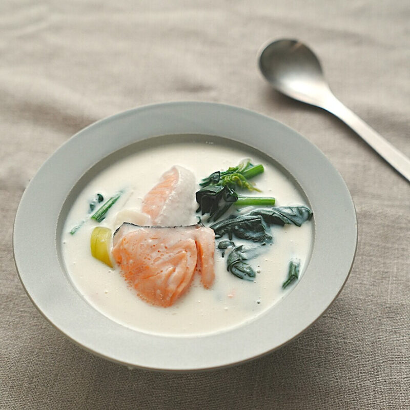 【レシピ】小麦粉の代わりに米粉を使用した「鮭のクリームシチュー」