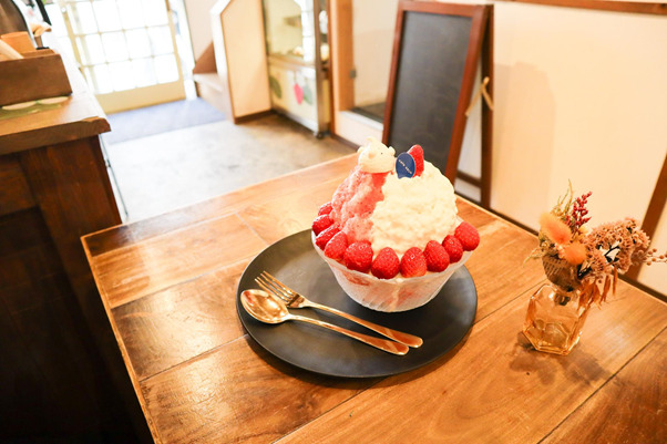 SNSで大人気！旬のフルーツてんこ盛りのかき氷「おやつ処 CAFE 茶寿」
