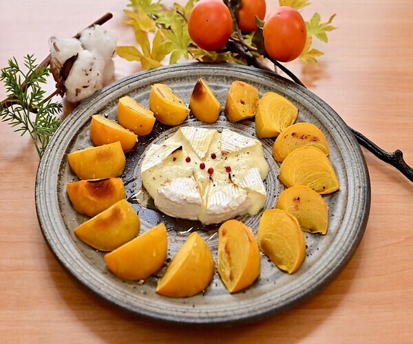 【グリルで簡単！】柿を焼いて、甘さ倍増！？カマンベールと柿のとろ〜り焼きのレシピ