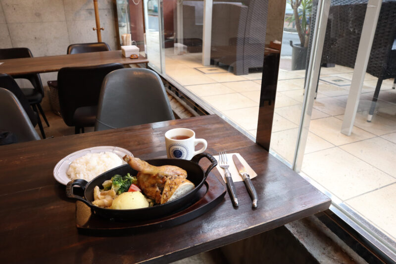 大ぶりチキンにかぶりつこう！クリスマス気分を盛り上げる「ファイティングクック ローストチキンクラブ」