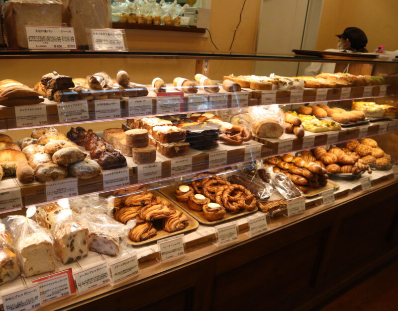 フレンチシェフ×パン職人が夢の共演！平日でも行列が絶えない名店、パン工房「シャン ド ブレ」