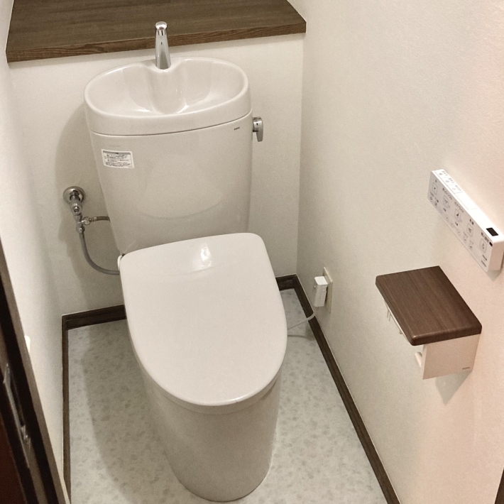 クロスで明るい印象に！階段下のトイレリフォーム