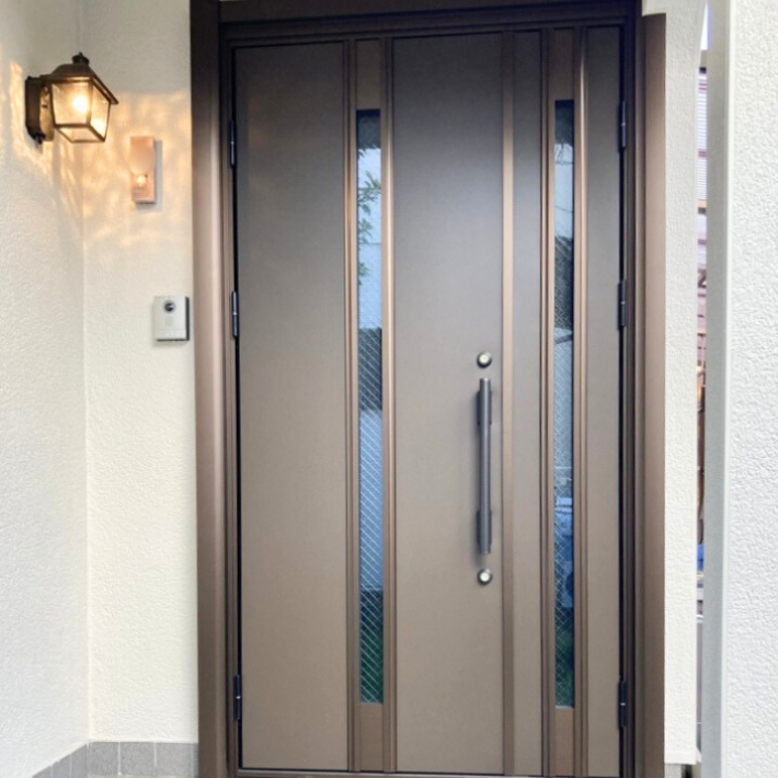 開閉しやすいドアにリフォームして、安心で快適な玄関に