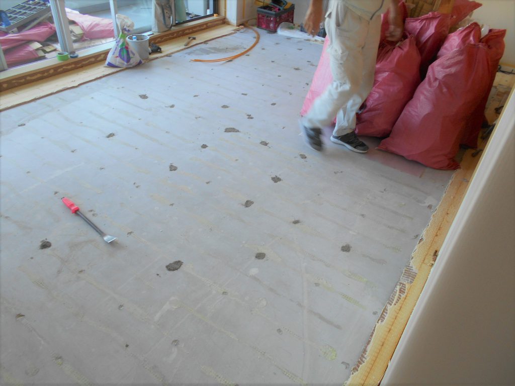 既存床材と床暖房マットの撤去完了