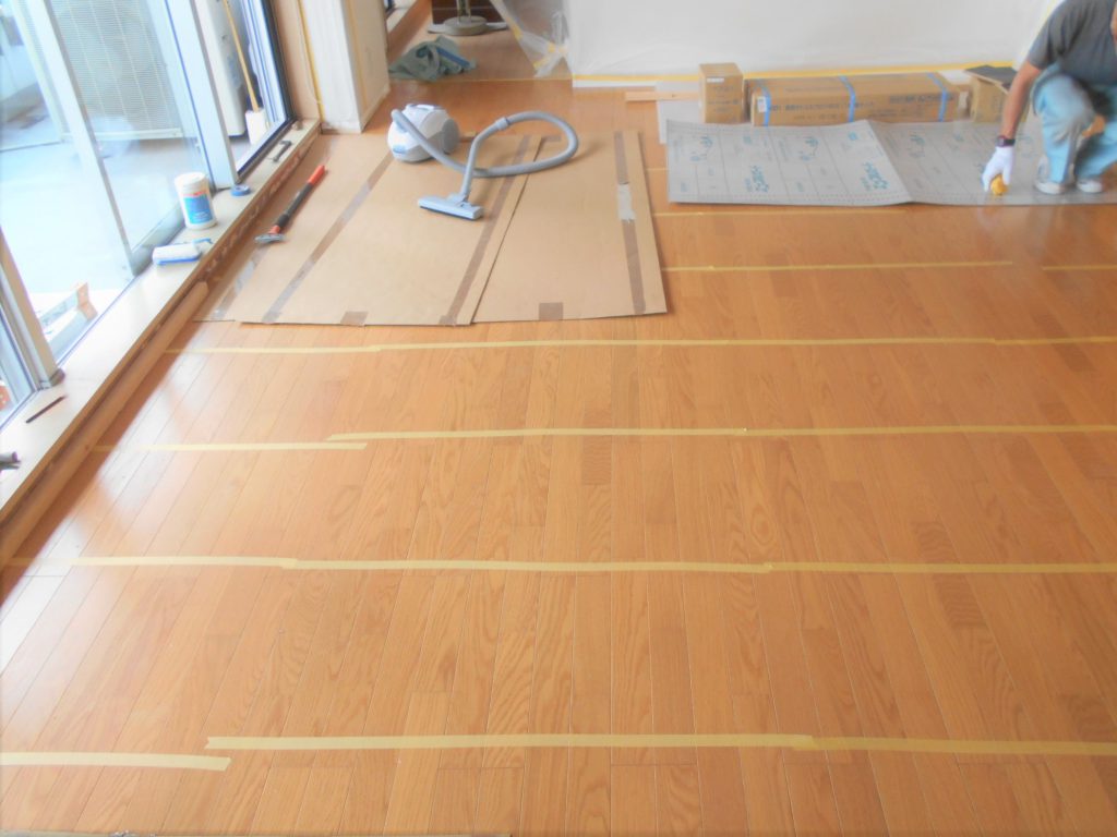 床暖房対応の床材を貼る