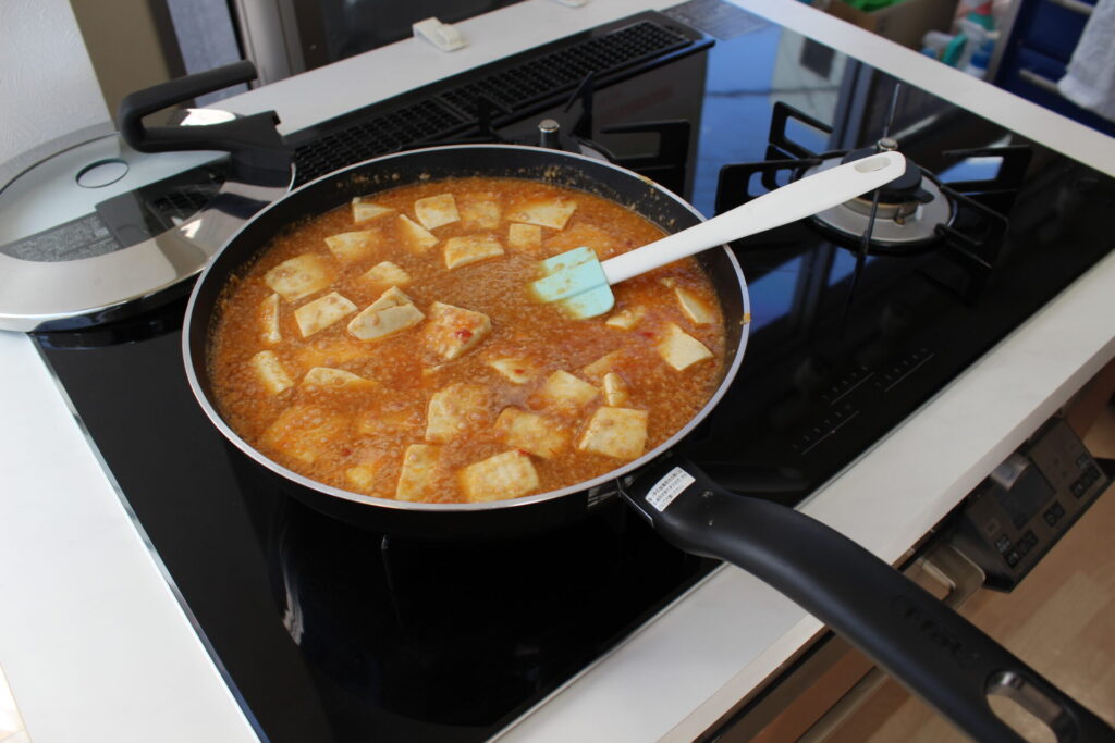 麻婆豆腐_豆腐を入れて混ぜる