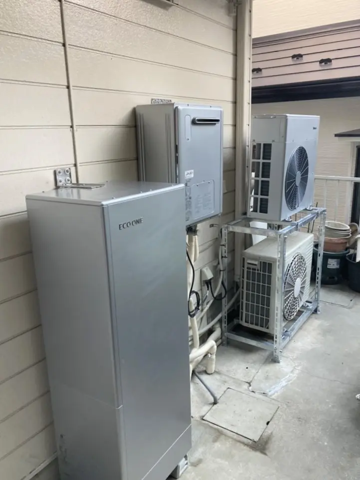 ガスと電気のハイブリッド給湯器「エコワン」の設置工事を行い ガスと電気のハイブリッド給湯器「エコワン」の設置工事を行い